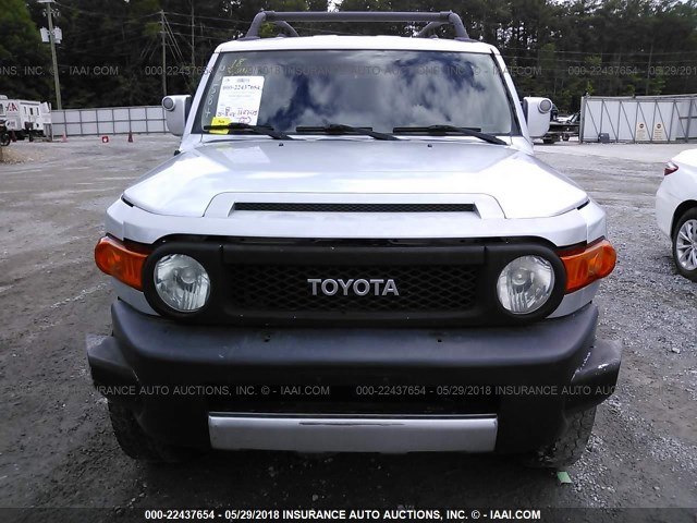 JTEBU11F570001396 - 2007 TOYOTA FJ CRUISER SILVER photo 6