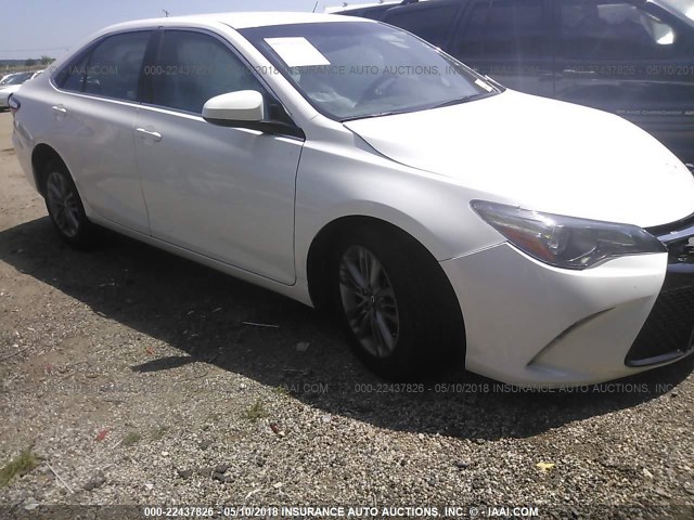 4T1BF1FK8HU751868 - 2017 TOYOTA CAMRY LE/XLE/SE/XSE Blanc photo 1