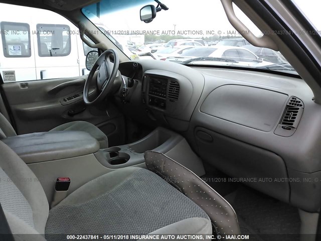 1FMPU16L22LA44010 - 2002 FORD EXPEDITION XLT 棕色 照片 5