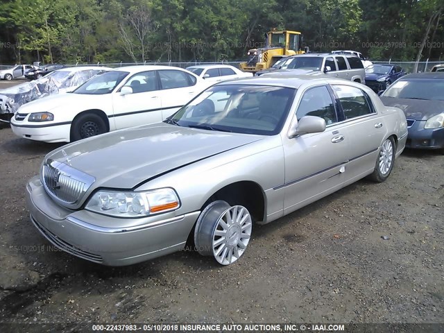 1LNHM81W74Y649709 - 2004 LINCOLN TOWN CAR EXECUTIVE/SIGNATURE Marrón foto 2