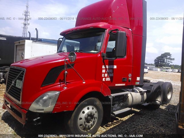 4V4NC9TH5BN294069 - 2011 VOLVO VN L RED photo 2