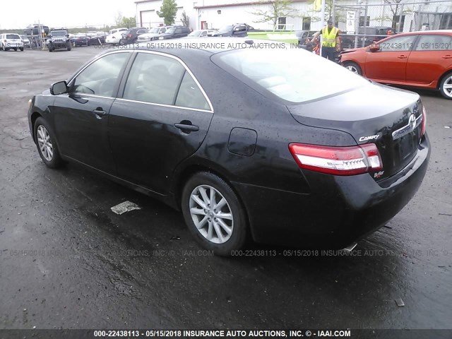 4T1BK3EK4AU105600 - 2010 TOYOTA CAMRY SE/LE/XLE შავი ფოტო 3