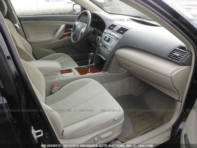 4T1BK3EK4AU105600 - 2010 TOYOTA CAMRY SE/LE/XLE შავი ფოტო 5