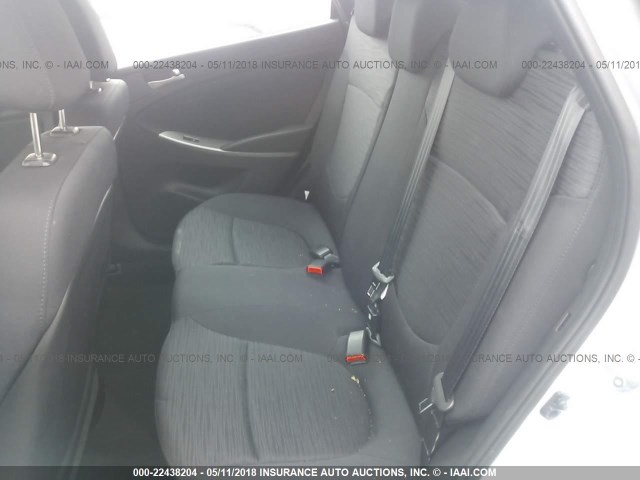 KMHCT5AE1HU343637 - 2017 HYUNDAI ACCENT SE SILVER photo 8