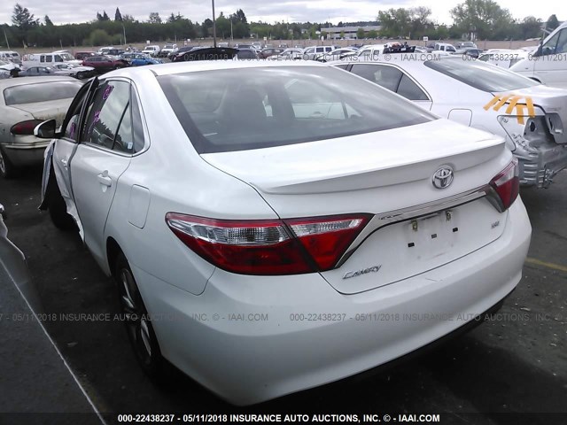 4T1BF1FKXHU766761 - 2017 TOYOTA CAMRY LE/XLE/SE/XSE WHITE photo 3