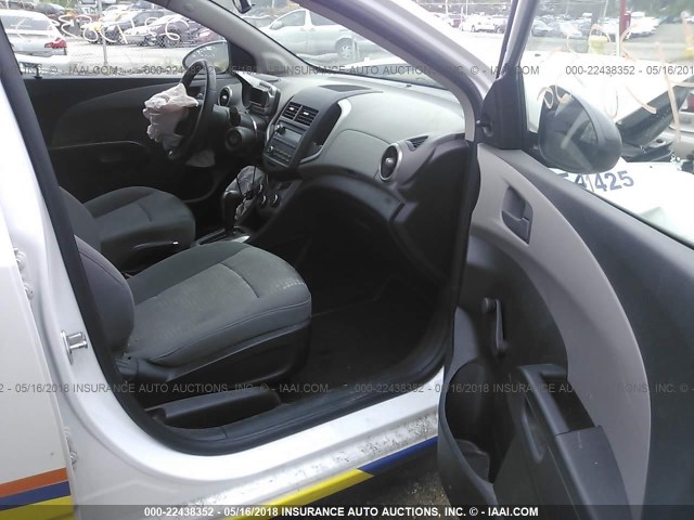 1G1JA6SH7G4119683 - 2016 CHEVROLET SONIC LS 白色 照片 5