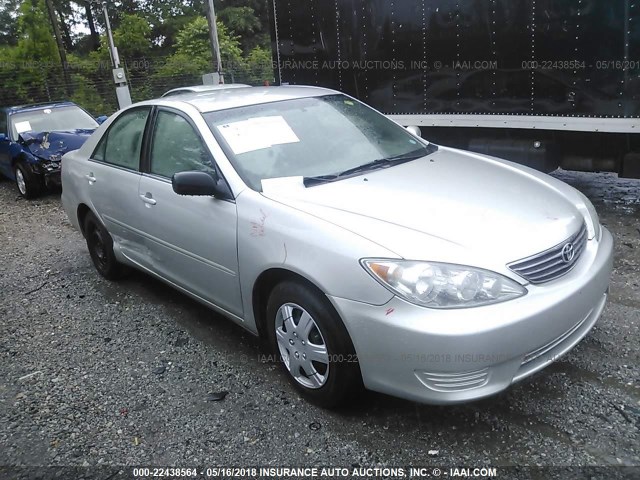 4T1BE32K85U022639 - 2005 TOYOTA CAMRY LE/XLE/SE ვერცხლისფერი ფოტო 1