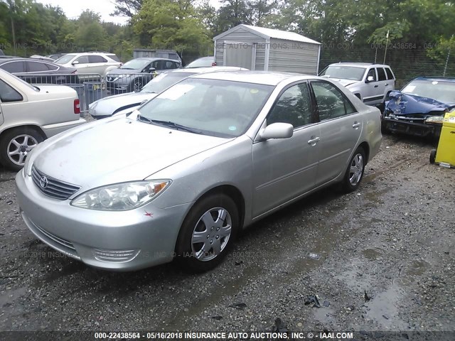 4T1BE32K85U022639 - 2005 TOYOTA CAMRY LE/XLE/SE ვერცხლისფერი ფოტო 2