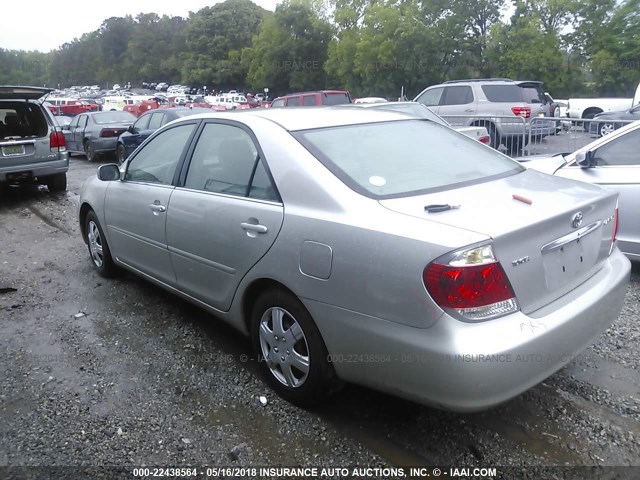 4T1BE32K85U022639 - 2005 TOYOTA CAMRY LE/XLE/SE ვერცხლისფერი ფოტო 3