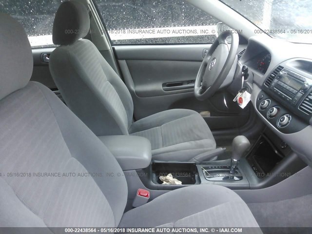 4T1BE32K85U022639 - 2005 TOYOTA CAMRY LE/XLE/SE ვერცხლისფერი ფოტო 5