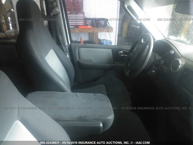 1FMRU13W54LB89312 - 2004 FORD EXPEDITION XLS WHITE photo 5