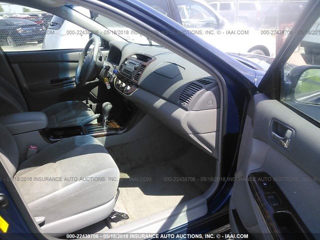 4T1BE30K86U126472 - 2006 TOYOTA CAMRY LE/XLE/SE ლურჯი ფოტო 5