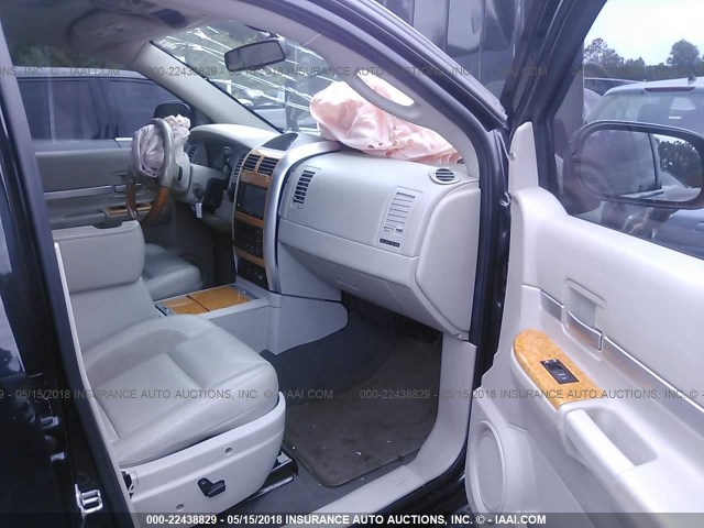 1A8HW58258F140437 - 2008 CHRYSLER ASPEN LIMITED BLACK photo 5