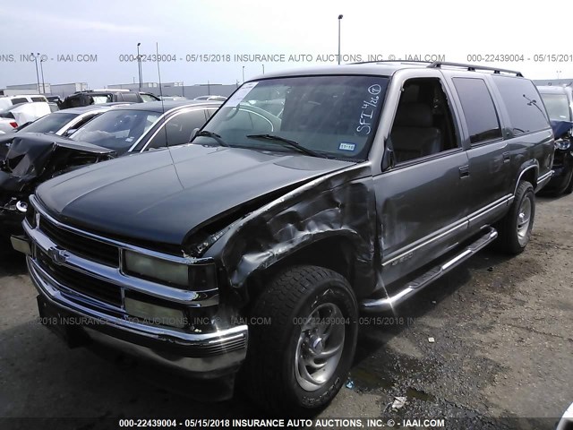 3GNFK16R3XG249292 - 1999 CHEVROLET SUBURBAN K1500 GRAY photo 2