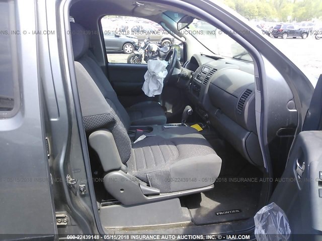 1N6AD07W05C420993 - 2005 NISSAN FRONTIER CREW CAB LE/SE/OFF ROAD GRAY photo 5