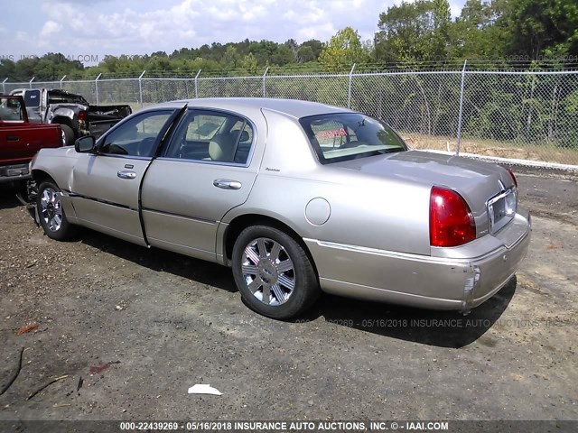 1LNHM82W13Y640890 - 2003 LINCOLN TOWN CAR SIGNATURE BROWN photo 3