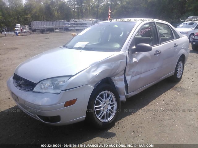 1FAHP34NX7W283199 - 2007 FORD FOCUS ZX4/S/SE/SES SILVER photo 2