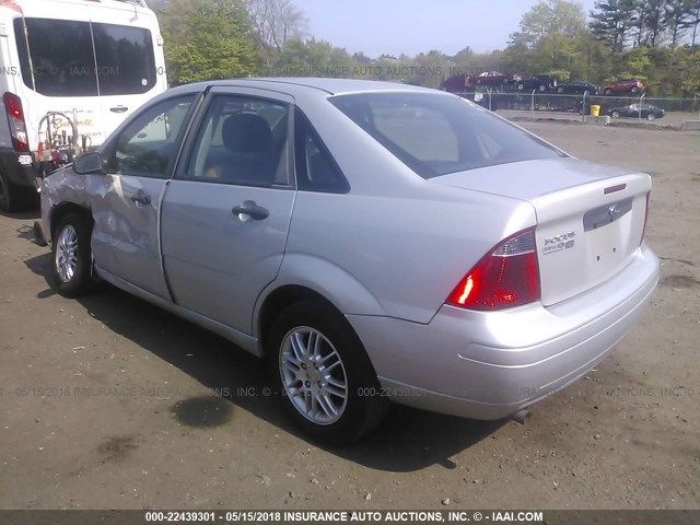 1FAHP34NX7W283199 - 2007 FORD FOCUS ZX4/S/SE/SES 银色 照片 3