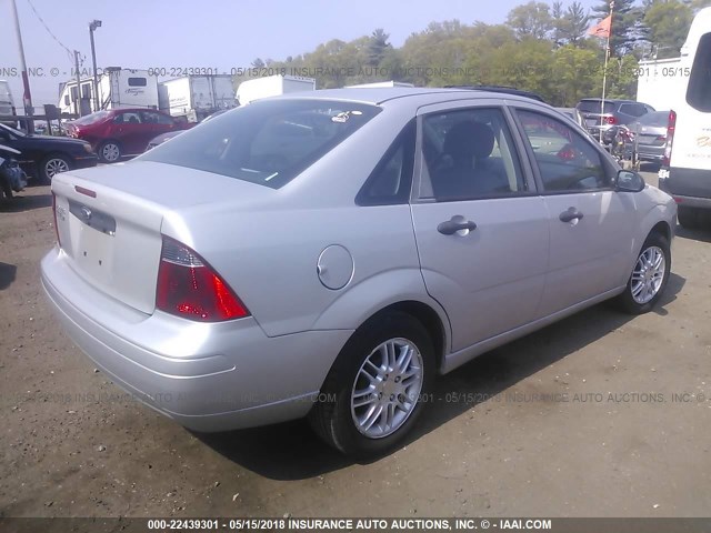 1FAHP34NX7W283199 - 2007 FORD FOCUS ZX4/S/SE/SES 银色 照片 4