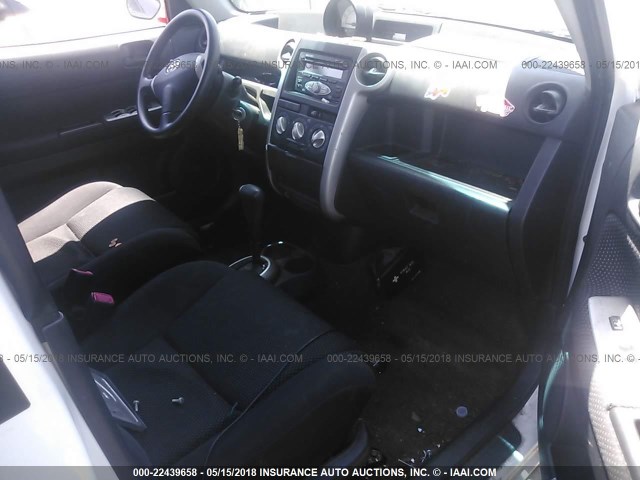 JTLKT324964050662 - 2006 TOYOTA SCION XB WHITE photo 5