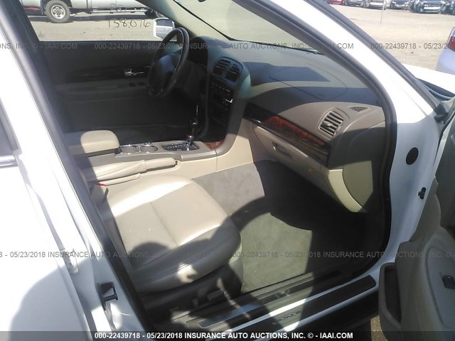 1LNHM87A61Y642063 - 2001 LINCOLN LS თეთრი ფოტო 5