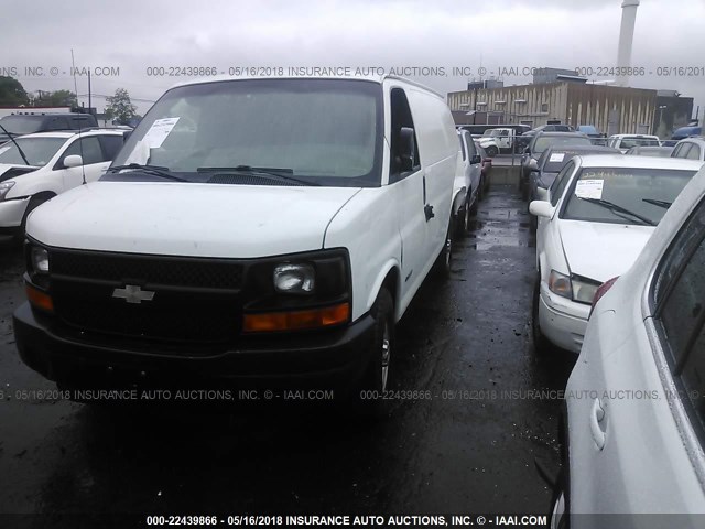 1GCHG35U651106871 - 2005 CHEVROLET EXPRESS G3500  WHITE photo 2