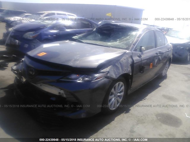 4T1B11HK2JU095877 - 2018 TOYOTA CAMRY L/LE/XLE/SE/XSE GRAY photo 2