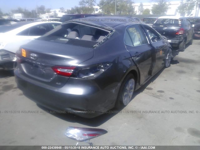 4T1B11HK2JU095877 - 2018 TOYOTA CAMRY L/LE/XLE/SE/XSE GRAY photo 4