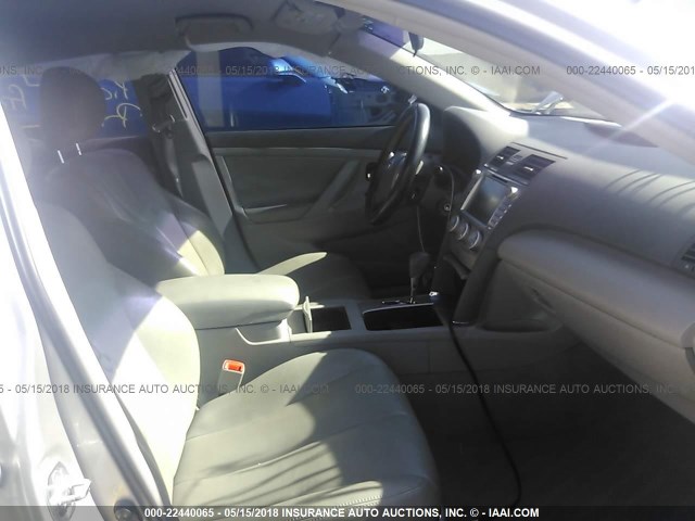 4T4BF3EK8BR190176 - 2011 TOYOTA CAMRY SE/LE/XLE 银色 照片 5