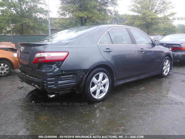 4T1BK46K18U062333 - 2008 TOYOTA CAMRY LE/XLE/SE ნაცრისფერი ფოტო 4
