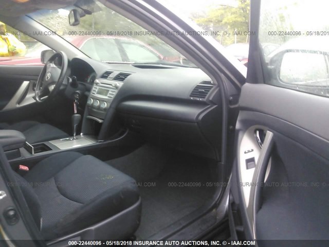 4T1BK46K18U062333 - 2008 TOYOTA CAMRY LE/XLE/SE ნაცრისფერი ფოტო 5