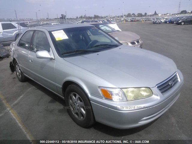 JT2BG28K2Y0412821 - 2000 TOYOTA CAMRY LE/XLE Silber Foto 1