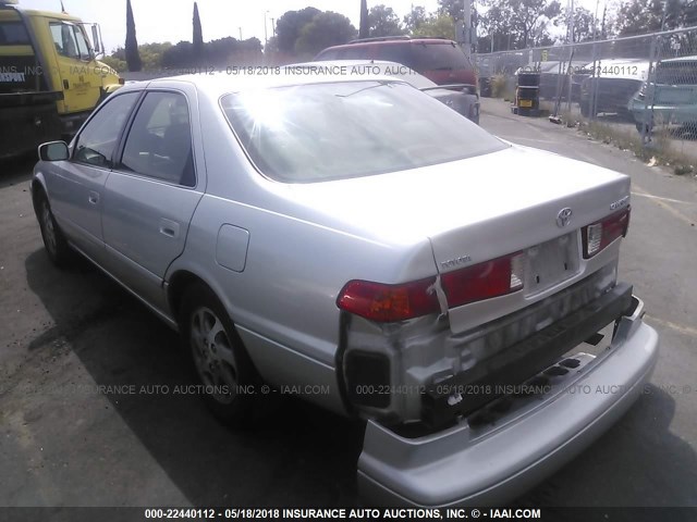 JT2BG28K2Y0412821 - 2000 TOYOTA CAMRY LE/XLE Silber Foto 3