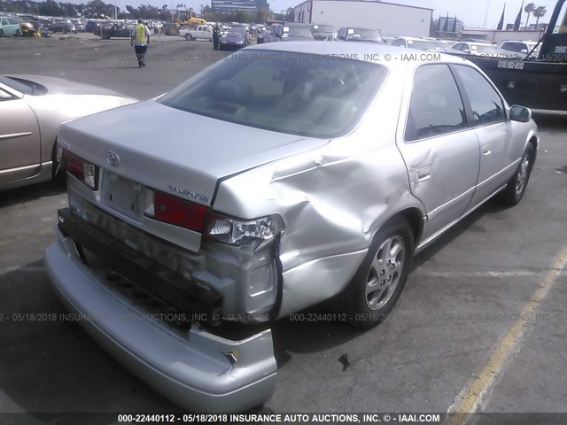 JT2BG28K2Y0412821 - 2000 TOYOTA CAMRY LE/XLE Silber Foto 4
