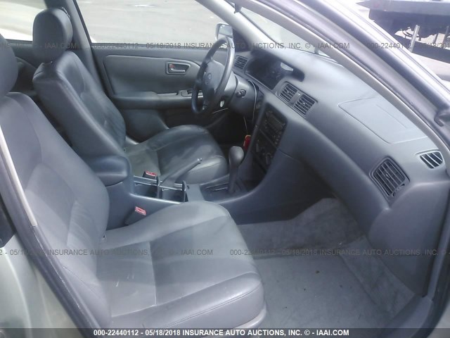 JT2BG28K2Y0412821 - 2000 TOYOTA CAMRY LE/XLE Silber Foto 5