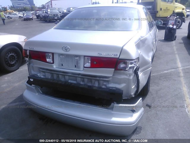 JT2BG28K2Y0412821 - 2000 TOYOTA CAMRY LE/XLE Silber Foto 6