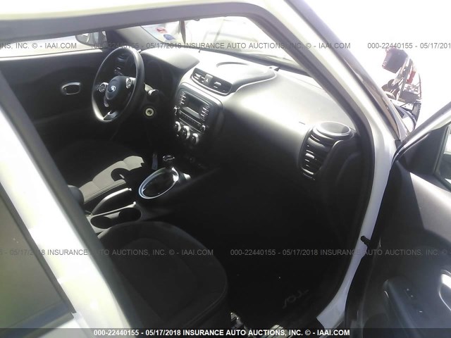 KNDJN2A29G7839437 - 2016 KIA SOUL WHITE photo 5