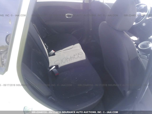 KNDJN2A29G7839437 - 2016 KIA SOUL WHITE photo 8