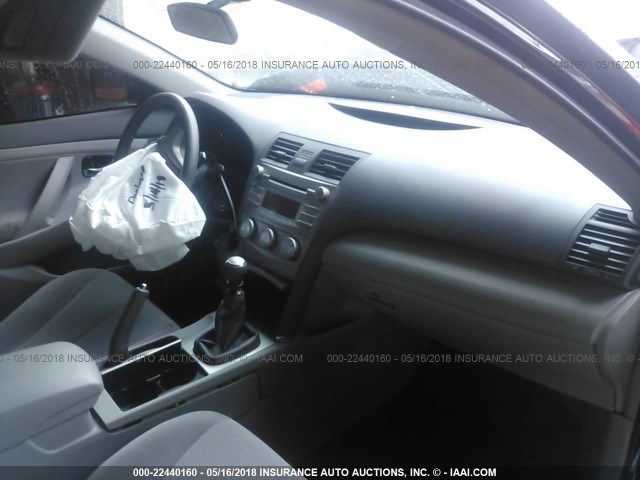 4T1BF3EK2BU606832 - 2011 TOYOTA CAMRY SE/LE/XLE BLACK photo 5