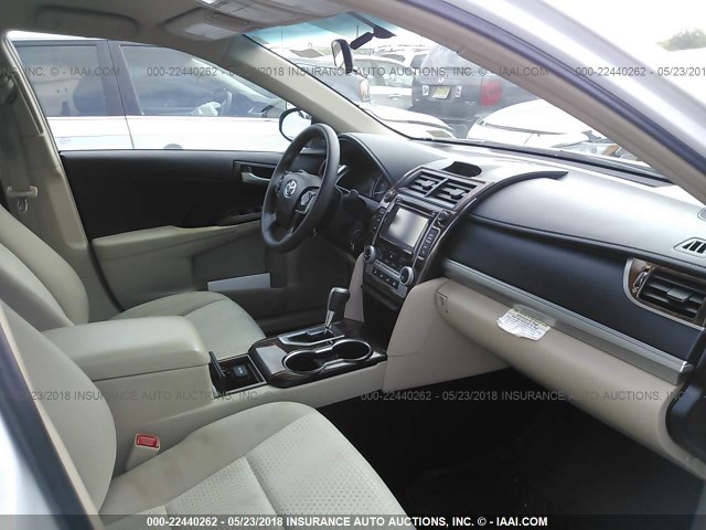 4T4BF1FK1ER399802 - 2014 TOYOTA CAMRY L/SE/LE/XLE 白色 照片 5