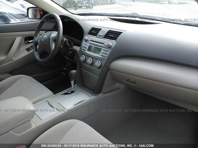 4T1BF3EK0BU675891 - 2011 TOYOTA CAMRY SE/LE/XLE 红色 照片 5