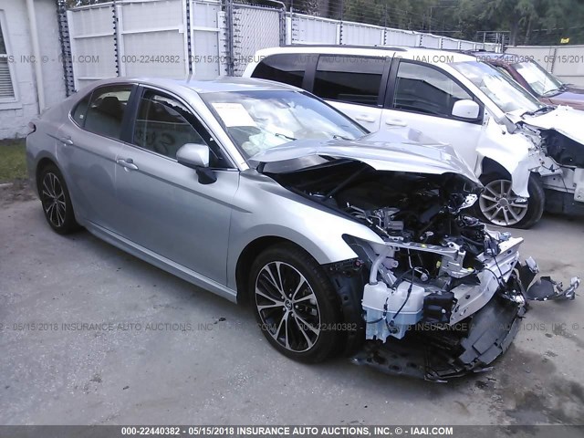 JTNB11HKXJ3034878 - 2018 TOYOTA CAMRY L/LE/XLE/SE/XSE SILVER photo 1