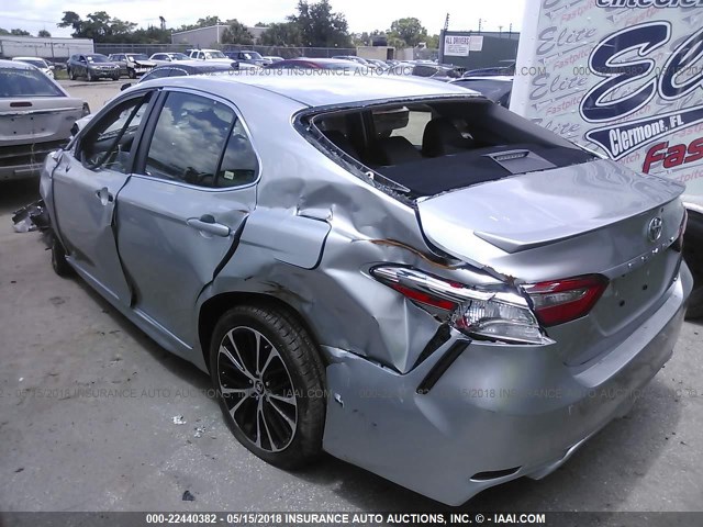 JTNB11HKXJ3034878 - 2018 TOYOTA CAMRY L/LE/XLE/SE/XSE SILVER photo 3