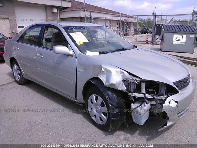 4T1BE32K82U021146 - 2002 TOYOTA CAMRY LE/XLE/SE SILVER photo 1