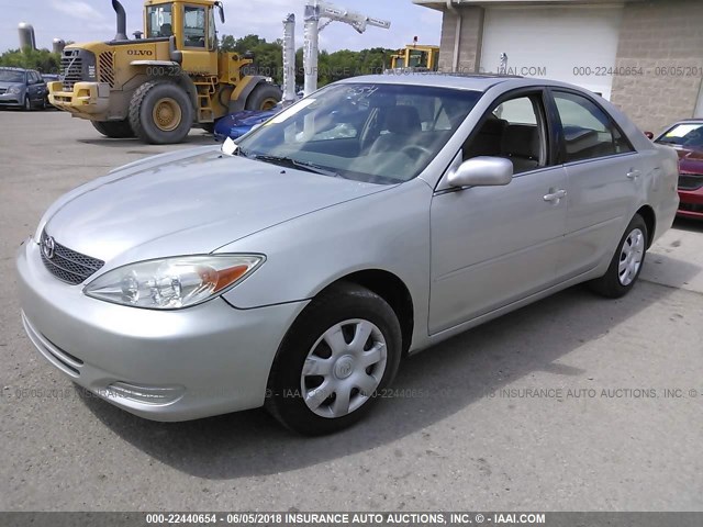 4T1BE32K82U021146 - 2002 TOYOTA CAMRY LE/XLE/SE SILVER photo 2