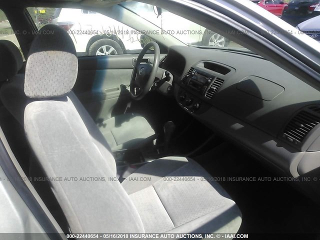 4T1BE32K82U021146 - 2002 TOYOTA CAMRY LE/XLE/SE SILVER photo 5
