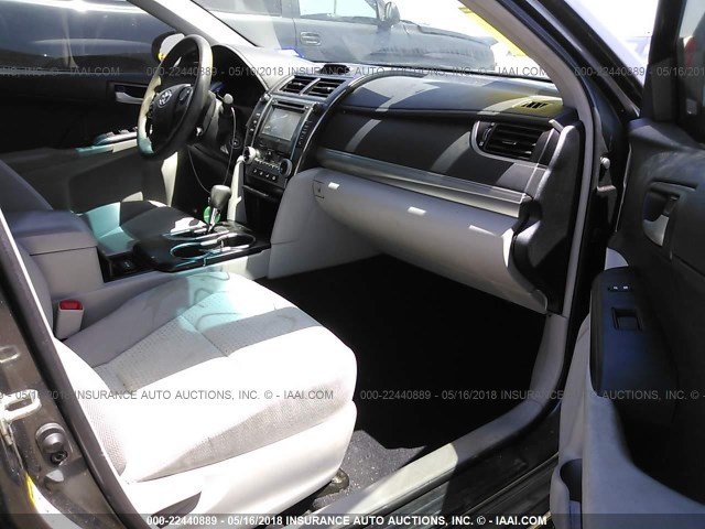 4T4BF1FK2ER375542 - 2014 TOYOTA CAMRY L/SE/LE/XLE 灰色 照片 5