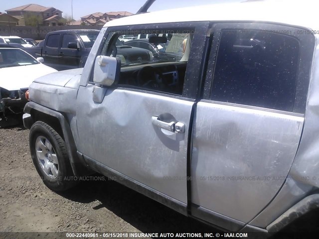 JTEBU11F870091899 - 2007 TOYOTA FJ CRUISER SILVER photo 6