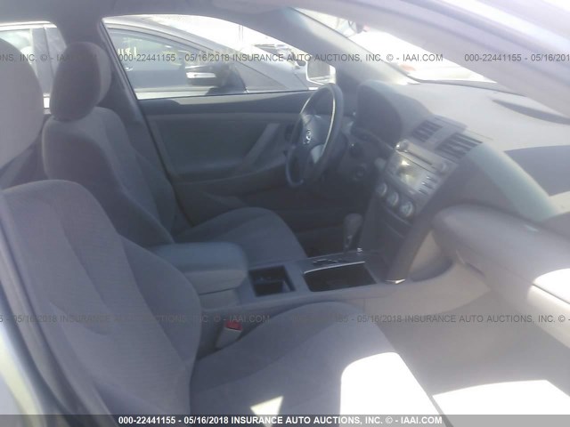 4T4BE46K09R116221 - 2009 TOYOTA CAMRY SE/LE/XLE SILVER photo 5