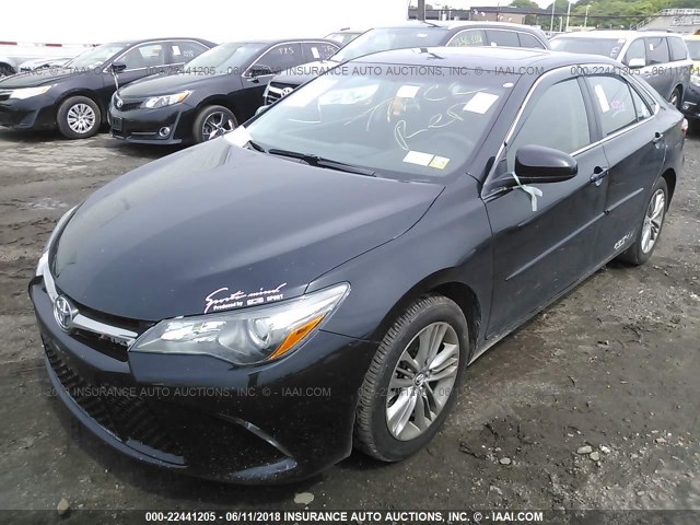 4T1BF1FK1HU423000 - 2017 TOYOTA CAMRY LE/XLE/SE/XSE შავი ფოტო 2